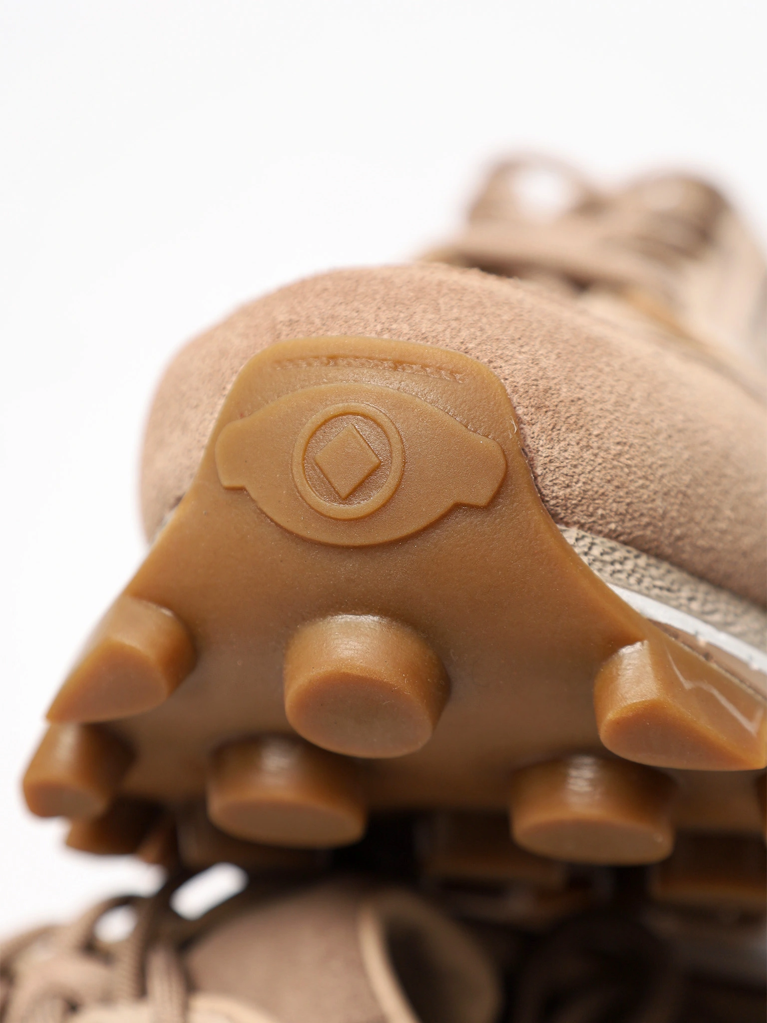 Кроссовки комбинированные бежевого цвета на рельефной подошве